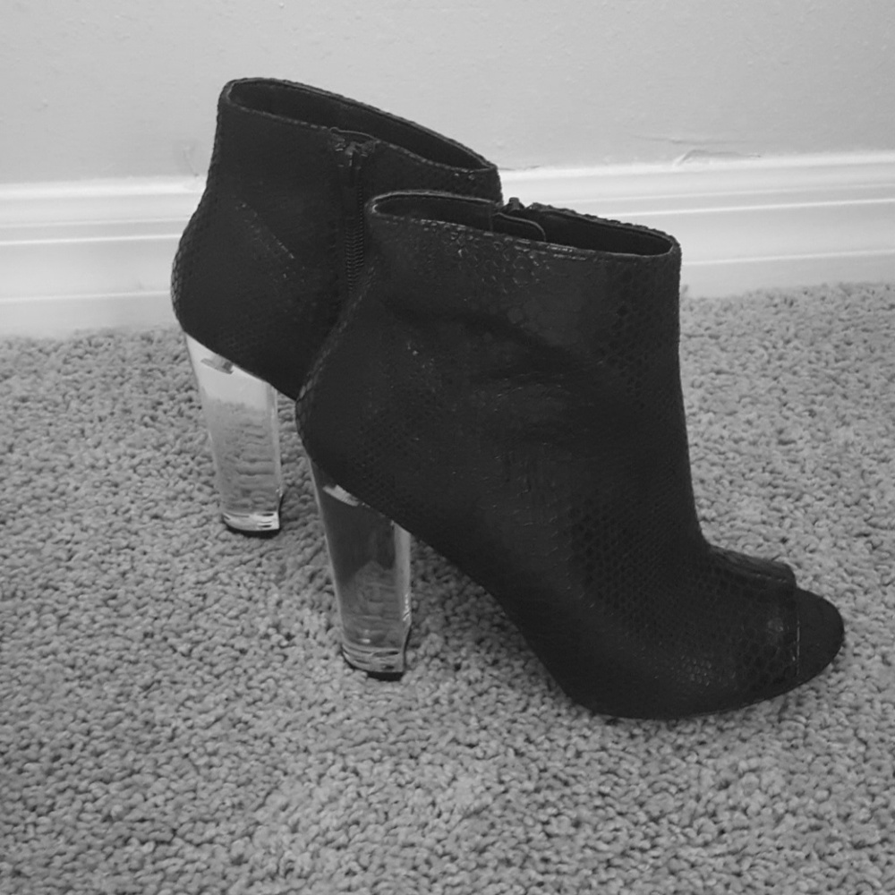 Peep toe bootie